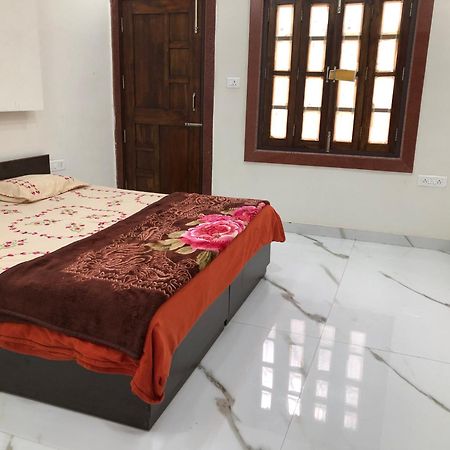 Ramaya Home Stay Varanasi Bagian luar foto