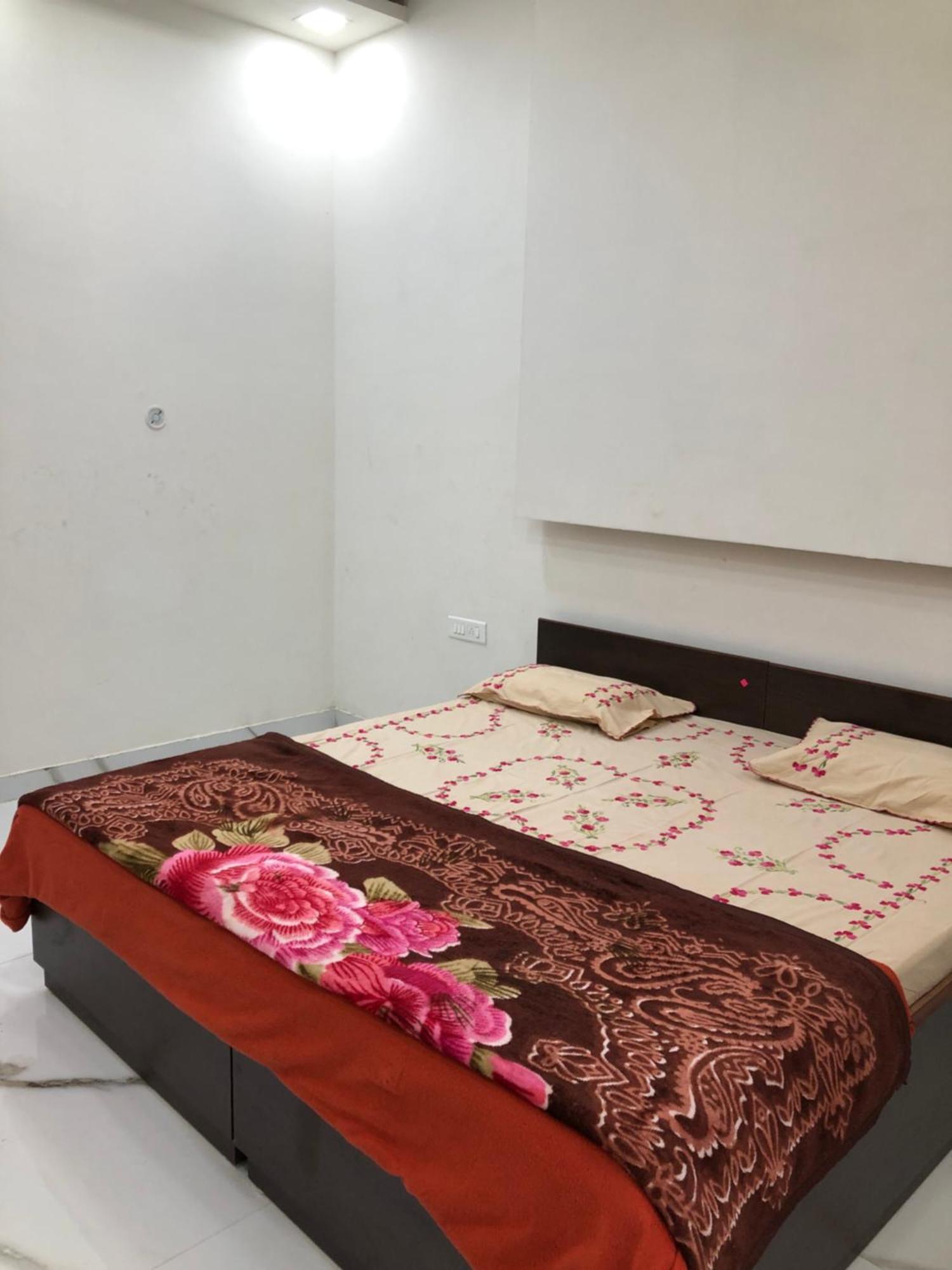 Ramaya Home Stay Varanasi Bagian luar foto